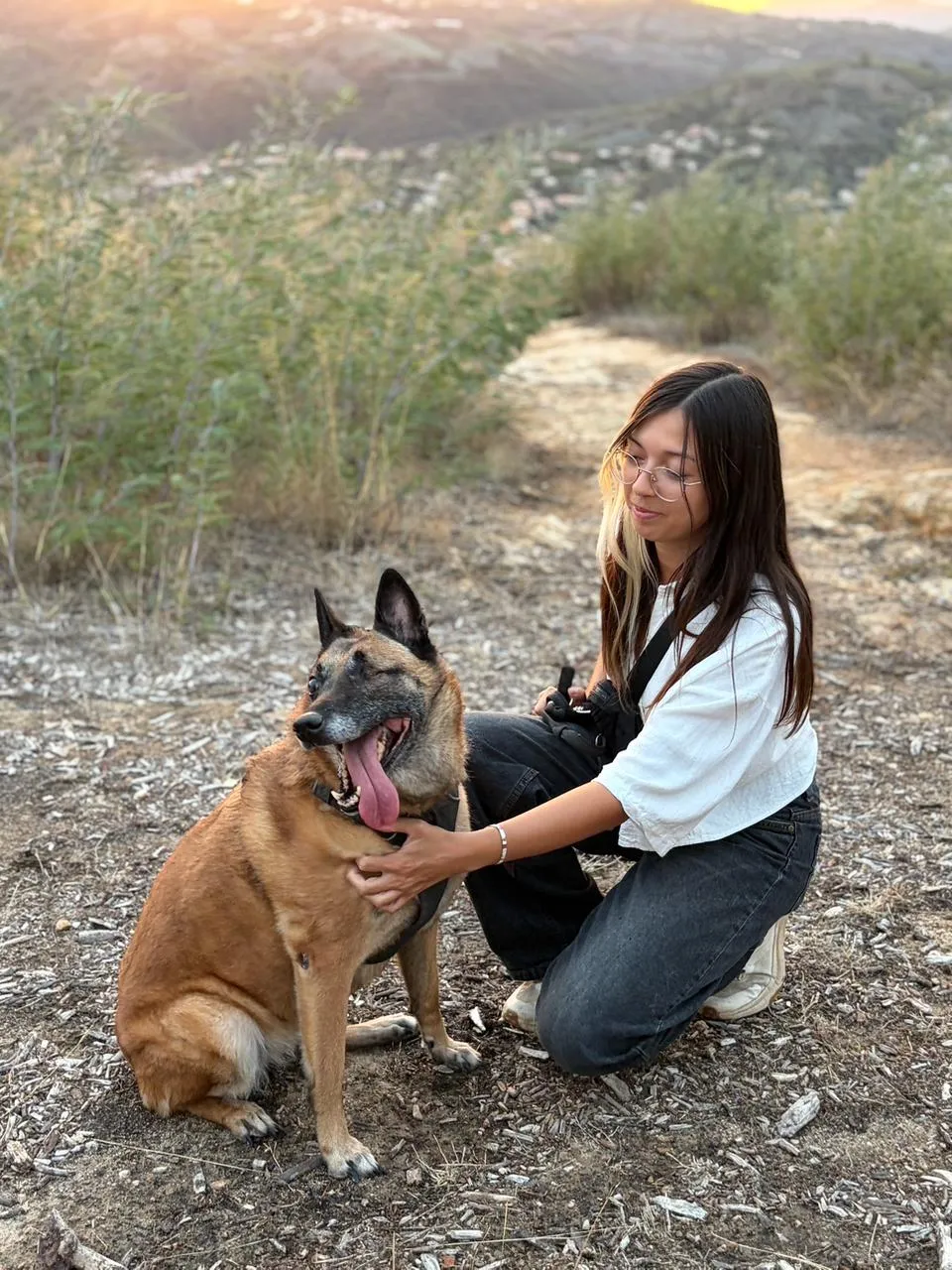Estelle avec un berger malinois